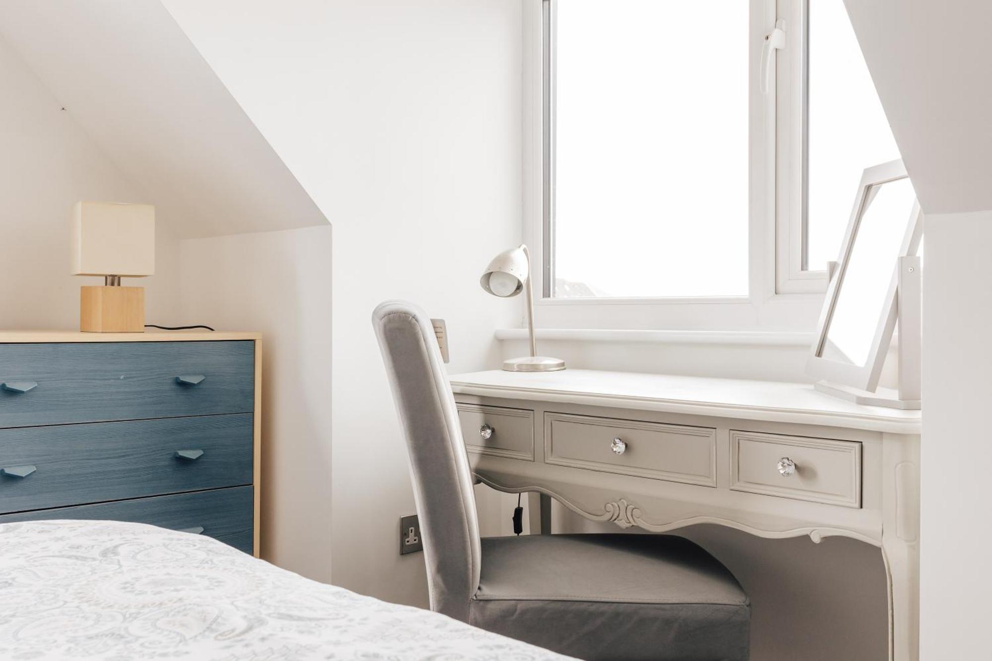 Private Two Bedroom Residence In Southbourne - Private Parking - Off The High Street - Minutes Away From The Beach Борнмут Экстерьер фото