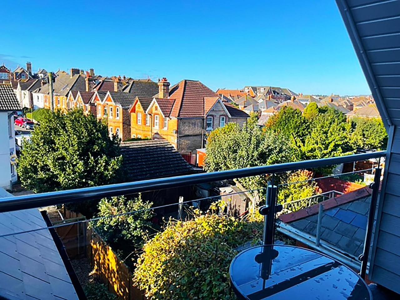 Private Two Bedroom Residence In Southbourne - Private Parking - Off The High Street - Minutes Away From The Beach Борнмут Экстерьер фото