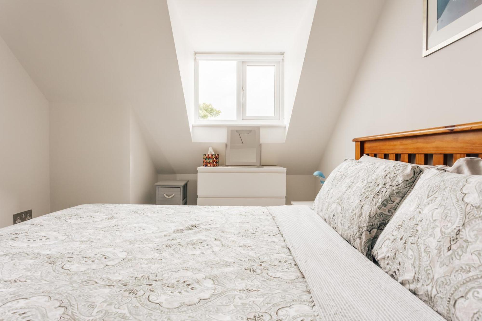 Private Two Bedroom Residence In Southbourne - Private Parking - Off The High Street - Minutes Away From The Beach Борнмут Экстерьер фото