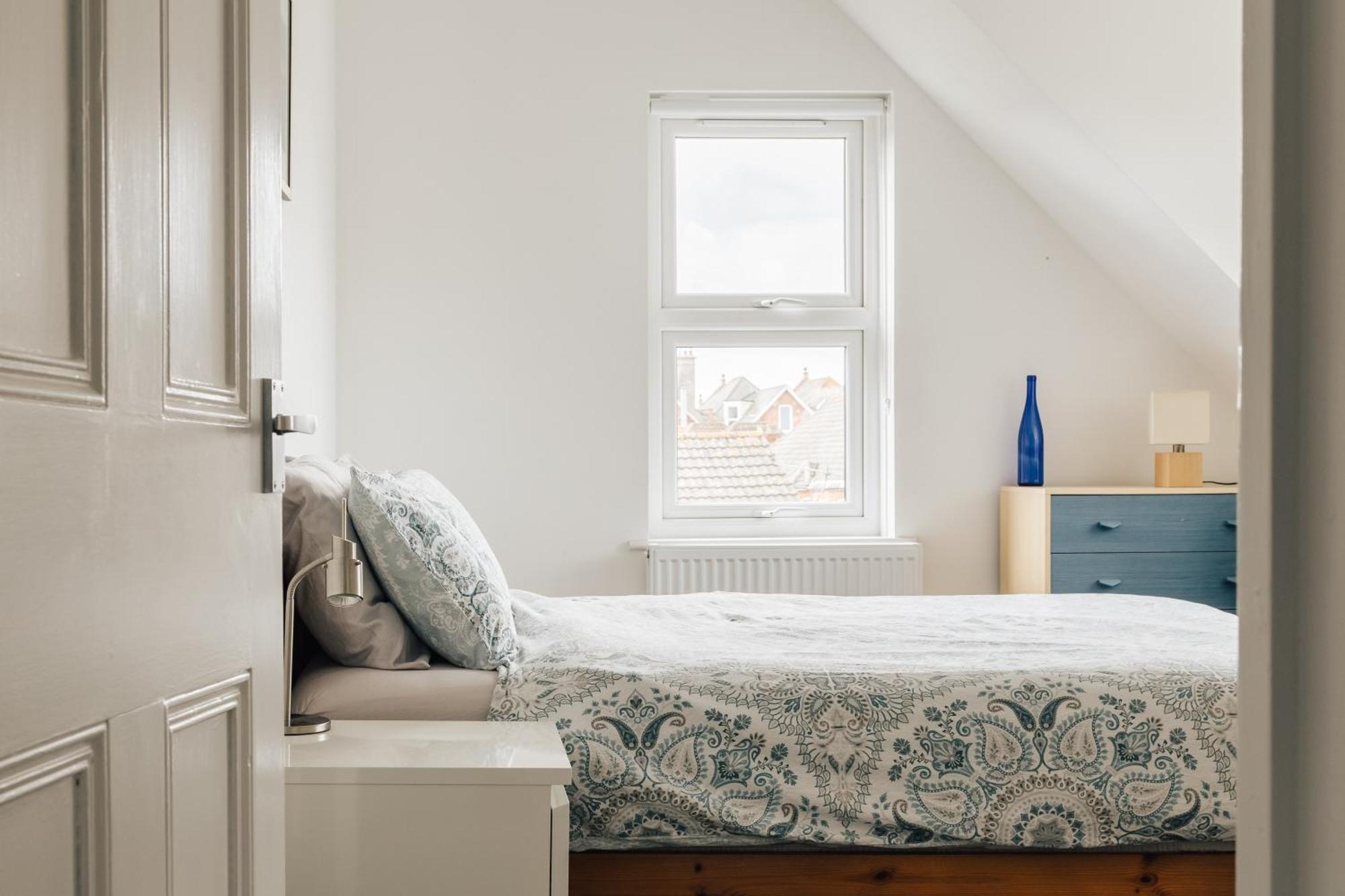 Private Two Bedroom Residence In Southbourne - Private Parking - Off The High Street - Minutes Away From The Beach Борнмут Экстерьер фото