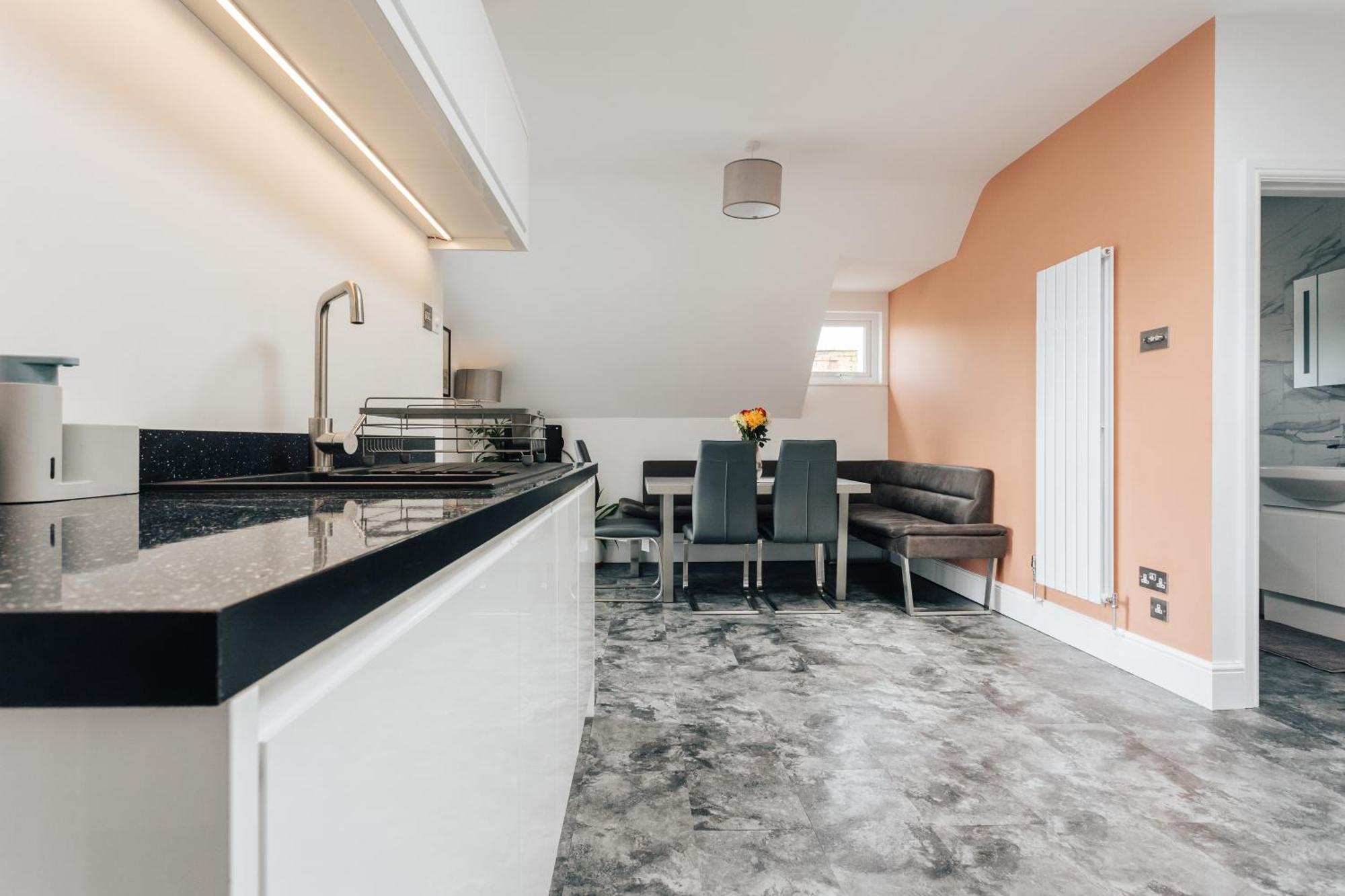 Private Two Bedroom Residence In Southbourne - Private Parking - Off The High Street - Minutes Away From The Beach Борнмут Экстерьер фото