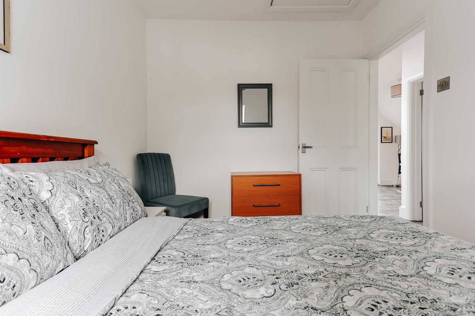 Private Two Bedroom Residence In Southbourne - Private Parking - Off The High Street - Minutes Away From The Beach Борнмут Экстерьер фото